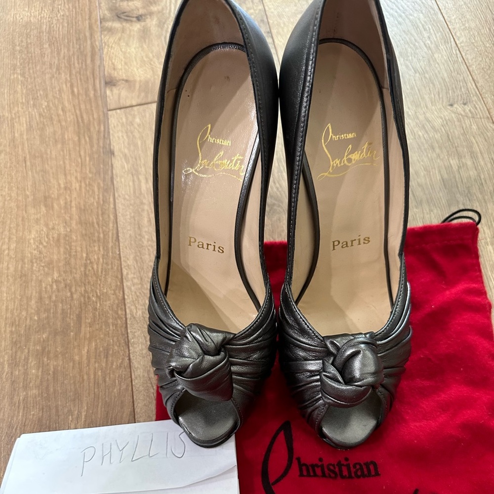 Christian Louboutin metallic gray lady Gres